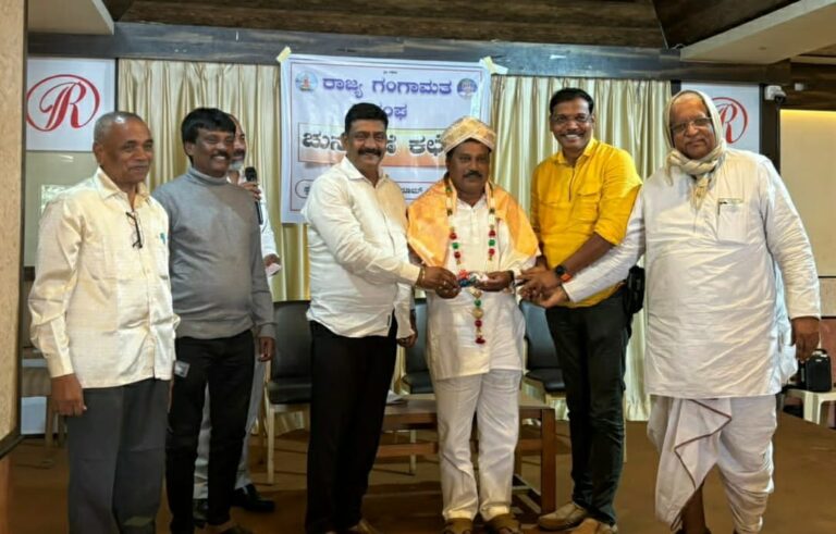 ಬೆಳಗಾವಿ ಶಿಕ್ಷಕರ ಪರಿಷತ್ತ ಜಿಲ್ಲಾಧ್ಯಕ್ಷರಾಗಿ ಆಯ್ಕೆಯಾದ ಬಸವರಾಜ ಸುಣಗಾರಿಗೆ ದೀಲಿಪ್ಪ ಕುರಂದವಾಡೆ ನೇತೃತ್ವದಲ್ಲಿ ಕೋಲಿ-ಬೆಸ್ತ ಸಮಾಜದಿಂದ ಸನ್ಮಾನ