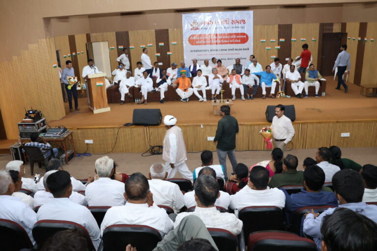 કેબિનેટ મંત્રી શ્રી કુંવરજીભાઈ બાવળીયા સાહેબના અધ્યક્ષ સ્થાને ગાંધીનગર મુકામે સમસ્ત કોળી સમાજએજ્યુકેશન ચેરીટેબલ ટ્રસ્ટ દ્વારા વિશાળ સંખ્યામાં સમાજના દેશભરમાંથી આગેવાનો સાથે મિટિંગ