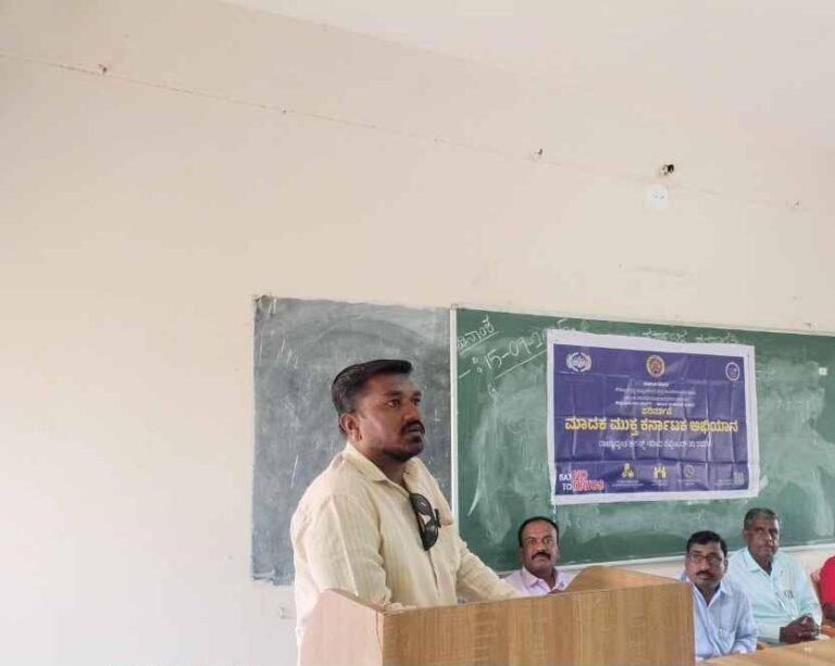 *ಮಾದಕ ಮುಕ್ತ ಕರ್ನಾಟಕ ಅಭಿಯಾನ ನಿಮಿತ್ಯ ವಿದ್ಯಾರ್ಥಿಗಳಿಗೆ ಪ್ರತಿಜ್ಞೆ ವಿಧಿಯನ್ನು ಬೋಧಿಸಿ NRLM ಸಿಬ್ಬಂದೀಯಾದ ಅಮ್ಮಪ್ಪ ಬಿಜಾಸಪೂರಕರ್*