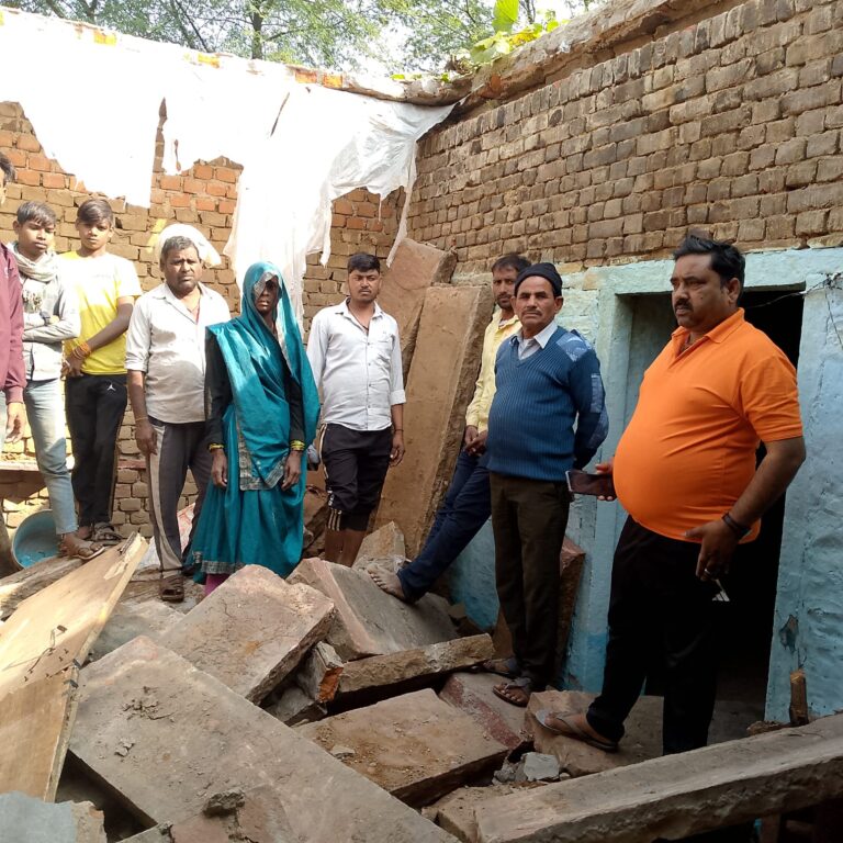 सलेमपुर में गिरी पट्टियां, जनहानि होने से बची।