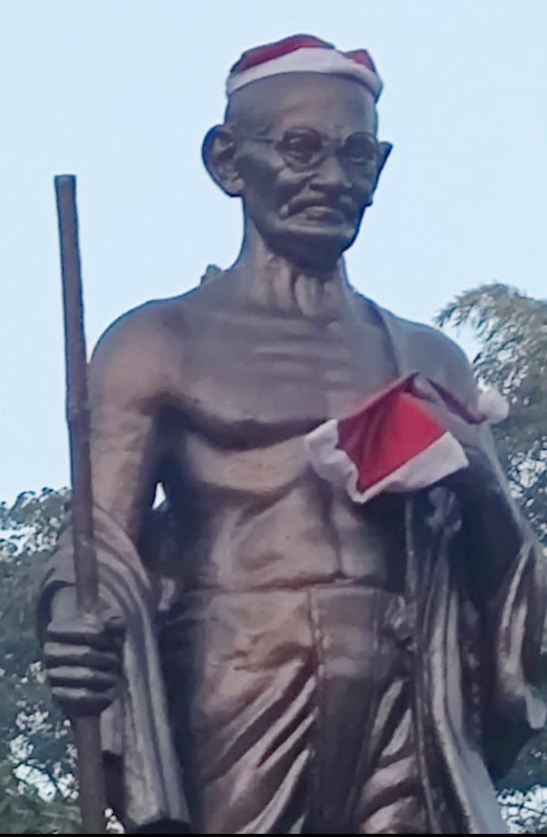 ಬೆಳಗಾವಿಯಲ್ಲಿ ಮಹಾತ್ಮ ಗಾಂಧೀಜಿ ಅವರ ಪ್ರತಿಮೆಗೆ ಕೆಂಪು ಸಾಂತಾ ಕ್ಲಾಸ್ ಟೋಪಿ ಹಾಕಿ ಅವಮಾನ ಎಸಗಿದ ಕಿಡಿಗೇಡಿಗಳು