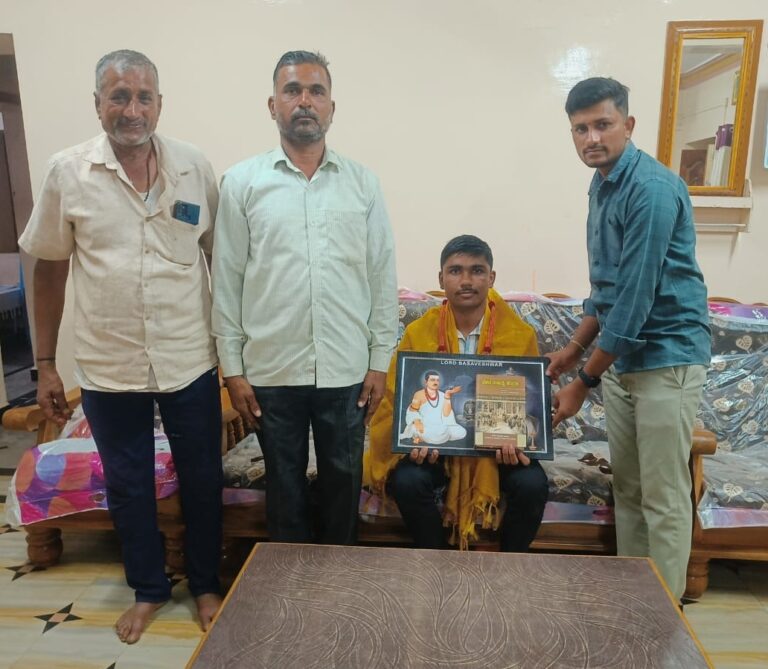 ಅಗ್ನಿ ವೀರಗೆ ಆಯ್ಕೆ ಆಗಿರುವ ಹಂದಿಗುಂದ ಗ್ರಾಮದ ರೈತನ ಮಗ ದಾನೇಶ ರಮೇಶ ಮುದಕನ್ನವರಗೆ ಅಭಿನಂದಿಸಲಾಯಿತು…