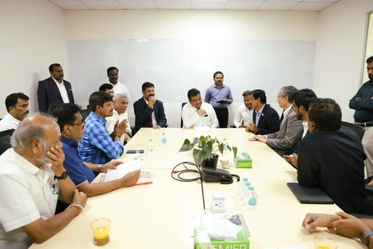 ದೇಶದ ಮೊದಲ ದೇಶೀಯ ತಯಾರಿಕೆಯ ರನ್ ವೇ ಕ್ಲೀನಿಂಗ್ ವೆಹಿಕಲ್. ನೋಯ್ದಾದ ಎನ್.ಐ.ಎ.ಎಲ್ ಗೆ ರನ್ ವೇ ಸ್ವಚ್ಛತಾ ವಾಹನ ಹಸ್ತಾಂತರಿಸಿದ ಸಚಿವ ಎಂ.ಬಿ.ಪಾಟೀಲ