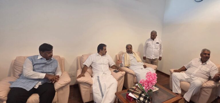 ವಯನಾಡಿನಿಂದ ಬೆಂಗಳೂರಿಗೆ ಬರುವ ಮಾರ್ಗದ ಸಂದರ್ಭದಲ್ಲಿ ಮೈಸೂರು ವಿಮಾನ ನಿಲ್ದಾಣದಲ್ಲಿ ಕೆ.ಸಿ. ವೇಣುಗೋಪಾಲ ಭೇಟಿಯಾದ ಸಿ ಎಂ ಸಿದ್ದರಾಮಯ್ಯನವರು.