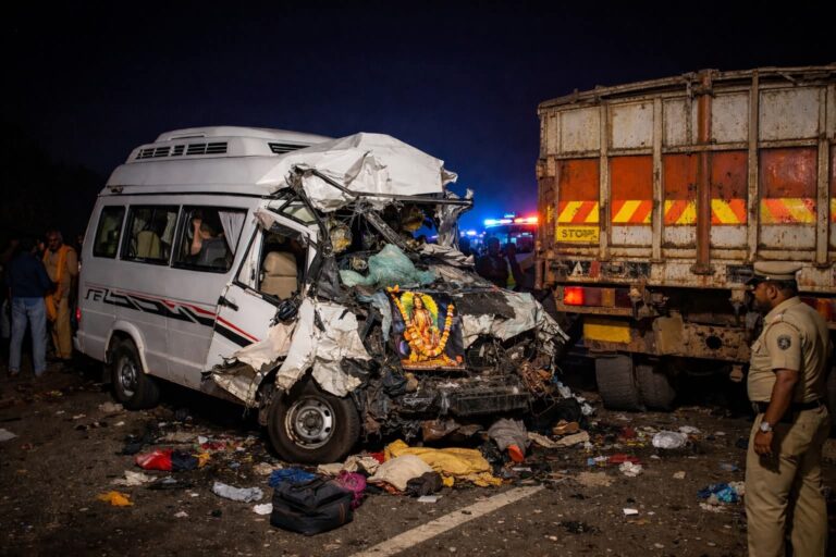 ನಿಂತ ಲಾರಿಗೆ ಕ್ರೂಸರ್ ಡಿಕ್ಕಿ: ನಾಲ್ವರು ಅಯ್ಯಪ್ಪ ಭಕ್ತರ ಸಾವು..