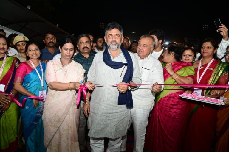 ಕರ್ನಾಟಕ ರಾಜ್ಯ ಮಹಿಳಾ ಅಭಿವೃದ್ಧಿ ನಿಗಮ ಆಯೋಜಿಸಿದ್ದ ಕರ್ಮಣಿ ಉತ್ಸವ ಉದ್ಘಾಟಿಸಿದ ಡಿಸಿಎಂ ಡಿಕೆ‌ ಶಿವಕುಮಾರ