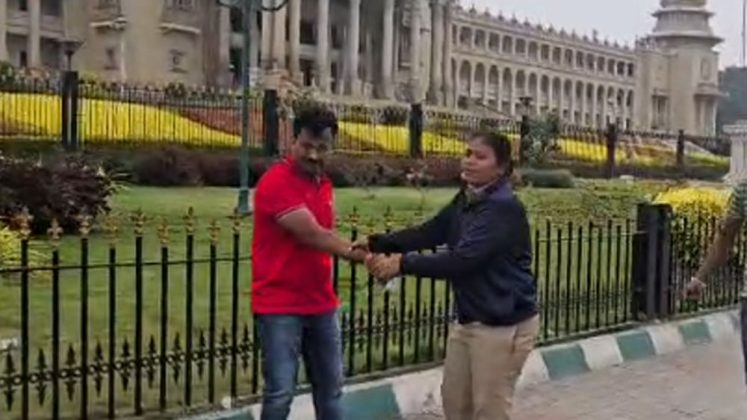 ಅಕ್ರಮ ಬಾಂಗ್ಲಾದೇಶೀಯರ ಮಾಹಿತಿ ನೀಡಿದ್ದಕ್ಕೆ ಪೊಲೀಸರ ಕಿರುಕುಳ, ವಿಧಾನಸೌಧದೆದುರೇ ವೈದ್ಯ ಆತ್ಮಹತ್ಯೆ ಯತ್ನ