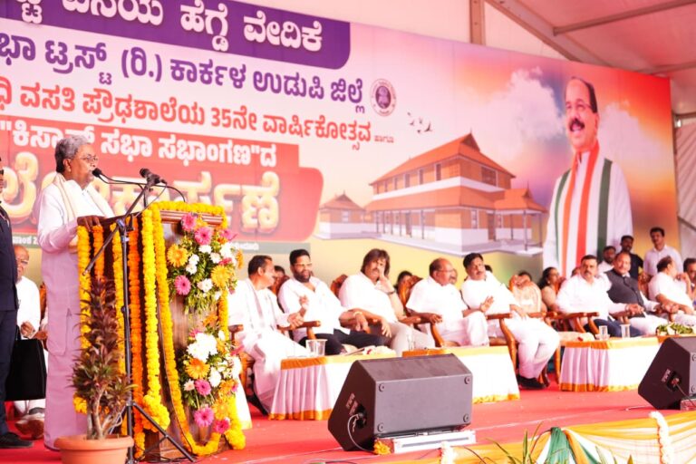 ಮಾಜಿ ಮುಖ್ಯಮಂತ್ರಿ ವೀರಪ್ಪ ಮೊಯಿಲಿಯವರು ಸಮಾಜದ ಬಡವರ ಪರ ನಿಲುವು ಪ್ರಶಂಸಾರ್ಹ