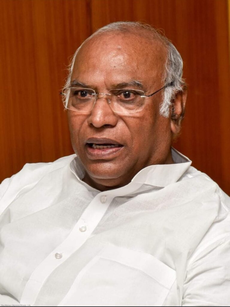 ದಲಿತ ಕಾರ್ಡ ಬಳಿಸಿ ರಾಷ್ಟ್ರೀಯ ನಾಯಕನಾಗಿ ದಲಿತರಿಗೆ ಸಿಎಂ ಅವಕಾಶ ತಪ್ಪಿಸಿದರೆ ದಲಿತರು ಯಾವತ್ತೂ ಖರ್ಗೆಯನ್ನು ಕ್ಷಮಿಸುವದಿಲ್ಲ