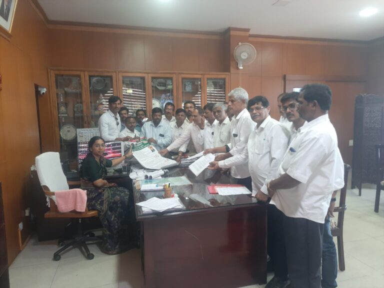 ಇಂದು ಮುಂಡಗೋಡ ತಾಲೂಕಾ ಭೂ ಹಕ್ಕುದಾರರ ಹಿತರಕ್ಷಣಾ ವೇದಿಕೆಯ ನಿಯೋಗವು ಉತ್ತರ ಕನ್ನಡ ಜಿಲ್ಲೆಯ ನಾಲ್ಕು ಸಂಘಟನೆಯ ಸಹಯೋಗದಲ್ಲಿ ಮಾನ್ಯ ಜಿಲ್ಲಾಧಿಕಾರಿಗಳ ಭೇಟಿ ಮಾಡಿ ಮನವಿ ಸಲ್ಲಿಸಿದರು