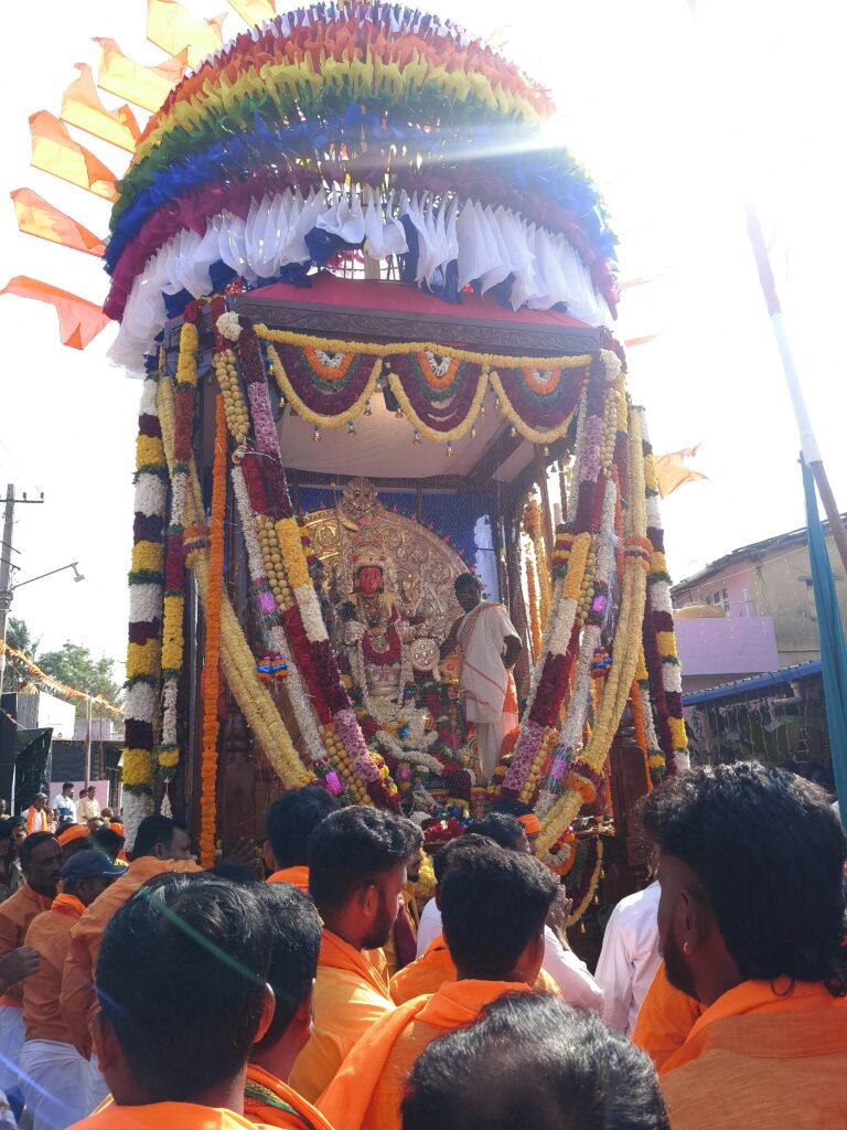 ಮುಂಡಗೋಡದಲ್ಲಿ ದ್ಯಾಮವ್ವ–ಮಾರಿಕಾಂಬ ದೇವಿಯ ರಥೋತ್ಸವಕ್ಕೆ ಭಕ್ತರ ಸಾಗರ..