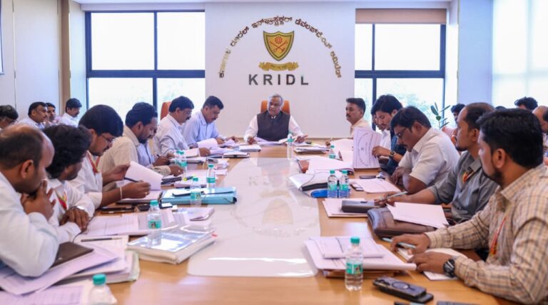 ಕೆ.ಆರ್.ಐ.ಡಿ.ಎಲ್ ಕಾಮಗಾರಿಗಳ ಪ್ರಗತಿ ಪರಿಶೀಲನೆಕಾಮಗಾರಿ ವಿಳಂಬವಾದಲ್ಲಿ ಕ್ರಮ- ಸಚಿವ ಪ್ರಿಯಾಂಕ್ ಖರ್ಗೆ ಎಚ್ಚರಿಕೆ