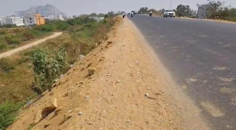 ರಾಜ್ಯ ಹೆದ್ದಾರಿಯಲ್ಲಿ ತಡೆಗೋಡೆ ಕೊರತೆ : ಅಪಾಯದ ನಡುವೆಯೇ ಸಂಚಾರತಕ್ಷಣ ಭದ್ರತಾ ಕ್ರಮಕ್ಕೆ ಆಗ್ರಹ