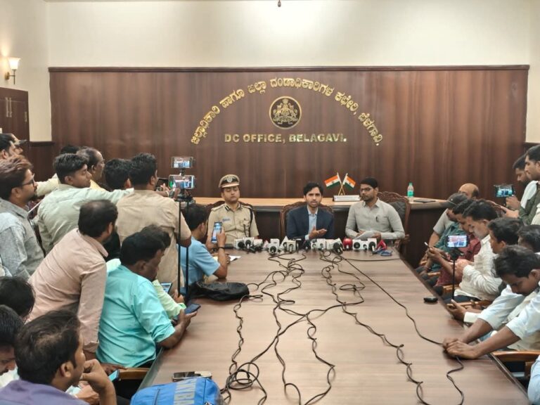 ಬೆಳಗಾವಿ ಜಿಲ್ಲೆಯಾದ್ಯಂತ ಪೆಟ್ರೋಲ್ ಮತ್ತು ಡೀಸೆಲ್ ಕೊರತೆ ಇಲ್ಲ ಮತ್ತು ಜಿಲ್ಲೆಯಲ್ಲಿ ಸಾಕಷ್ಟು ತೈಲ ದಾಸ್ತಾನು ಲಭ್ಯವಿದೆ ಎಂದು ಜಿಲ್ಲಾಧಿಕಾರಿಗಳು ಸ್ಪಷ್ಟಪಡಿಸಿದರು.