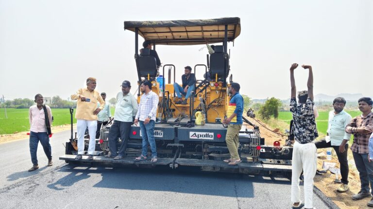 ರಾಜ್ಯ ಹೆದ್ದಾರಿಗೆ ಫೈನಲ್ ಕೋಟ್ ಡಾಂಬರಿಕರಣ ಪ್ರಾರಂಭಉಮೇಶ್ ಕೆ. ಮುದ್ನಾಳ್ ಹರ್ಷ