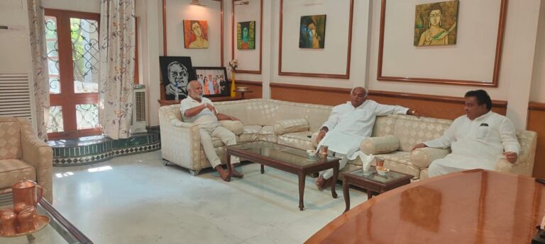 ಸಚಿವ ಶಿವಾನಂದ ಪಾಟೀಲರ ನಿವಾಸಕ್ಕೆ ಸಚಿವ ಎಂ.ಬಿ. ಪಾಟೀಲ ಭೇಟಿ: ಮಾತೃವಿಯೋಗಕ್ಕೆ ಸಾಂತ್ವನ