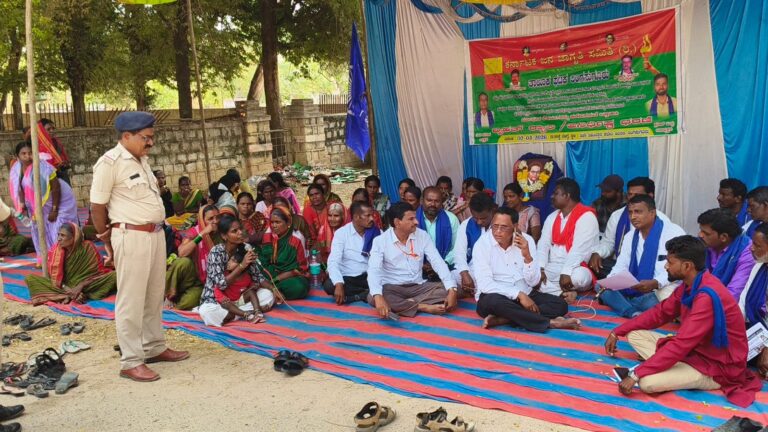 ಕರ್ತವ್ಯಕ್ಕೆ ನಿರ್ಲಕ್ಷ್ಯ – ರಾಷ್ಟ್ರಧ್ವಜಕ್ಕೆ ಅಪಮಾನ ಆರೋಪ: ಪಿಡಿಓ ವಿರುದ್ಧ ಕ್ರಮಕ್ಕೆ ಆಗ್ರಹಿಸಿ ಧರಣಿ