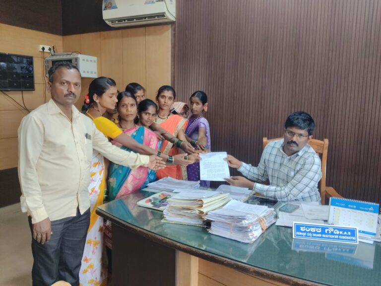 ಹುಲಿಹೊಂಡ ಗ್ರಾಮ ಅಭಿವೃದ್ಧಿ ಸಮಿತಿ ಸದಸ್ಯರು ತಹಶೀಲ್ದಾರ್ ಕಚೇರಿ ಭೇಟಿ ಮಾಡಿ ವಿವಿಧ ಬೇಡಿಕೆಗಳನ್ನು ಈಡೇರಿಸುವಂತೆ ಮನವಿ ಸಲ್ಲಿಸಿದರು…