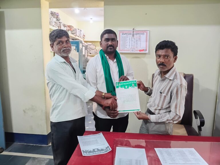 ಏವೂರು ಗ್ರಾಮದ ರೈತ ದಾರಿಗಳಿಗೆ ಜಾಲಗಿಡಗಳ ದಿಗ್ಬಂಧನ: ಜೆಸಿಬಿ ಮೂಲಕ ತೆರವುಗೊಳಿಸಲು ರೈತ ಸಂಘದಿಂದ ತಾ.ಪಂ. ಇಒಗೆ ಆಗ್ರಹ
