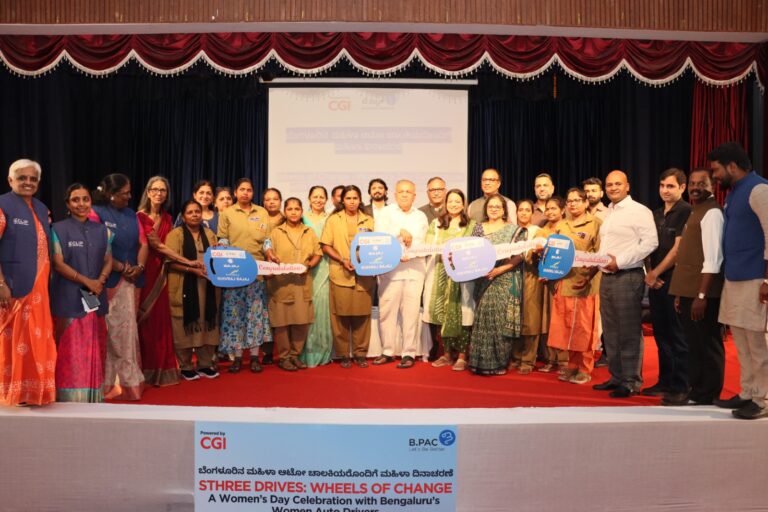 ಚಾಲನಾ ತರಬೇತಿ ಪಡೆದಿದ್ದ 20 ಮಹಿಳೆಯರು ಹಾಗೂ ಮಂಗಳಮುಖಿಯರಿಗೆ ಉಚಿತ ಎಲೆಕ್ಟ್ರಿಕ್‌ ಆಟೋ ವಿತರಿಸಿದ ಸಚಿವ ರಾಮಲಿಂಗಾರೆಡ್ಡಿ