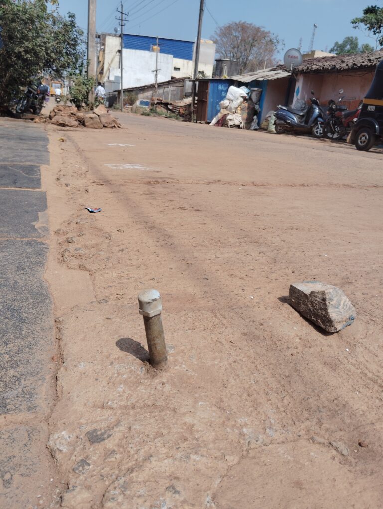 ಕಿತ್ತೂರಿನಲ್ಲಿ ಅಪಾಯಕಾರಿಯಾಗುತ್ತಿರುವ ಜಲ ಮಿಷನ್ ಯೋಜನೆಯ ಮನೆ ಸಂಪರ್ಕಿಸುವ ಪೈಪುಗಳು…