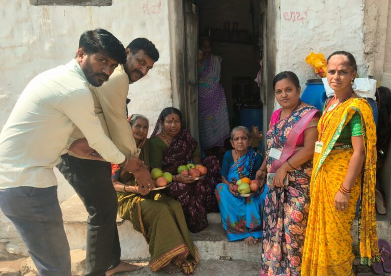 ಇವತ್ತು ಧರ್ಮಸ್ಥಳ ಗ್ರಾಮಾಭಿವೃದ್ಧಿ ಯೋಜನೆ ಮುದ್ದೇಬಿಹಾಳ ತಾಲೂಕಿನಲ್ಲಿ  ಶ್ರೀಮತಿ ಮಾತೋಶ್ರೀ ಹೇಮಾವತಿ ವಿರೇಂದ್ರ ಹೆಗ್ಗಡೆಯವರ ಹುಟ್ಟು ಹಬ್ಬದ ನಿಮಿತ್ಯ ಹಣ್ಣು ಹಂಪಲು ವಿತರಣೆ ಮಾಡಲಾಯಿತು.