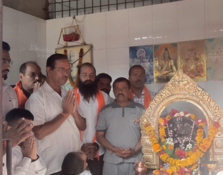ಬೈಲಹೊಂಗಲ ವಿಶ್ವ ಹಿಂದೂ ಪರಿಷತ್  ಬಜರಂಗದಳದವರ ವತಿಯಿಂದ ಶನಿವಾರದಂದು                     ಶ್ರೀ ಹನುಮಾನ ಜನ್ಮೋತ್ಸವವನ್ನು ನಗರದ ವರದಾಂಜನೇಯ ದೇವಸ್ಥಾನ ಉಪ್ಪಿನ ಕೂಟ ಹತ್ತಿರ ಪೂಜೆ ಸಲ್ಲಿಸಿ ಅತೀ ವಿಜೃಂಭಣೆಯಿಂದ  ಆಚರಿಸಲಾಯಿತು.