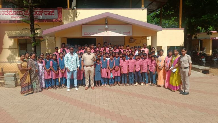 ಎಲ್.ವಿ.ಕೆ. ವಸತಿ ನಿಲಯಗಳ ವಿದ್ಯಾರ್ಥಿಗಳಿಂದ ಮುಂಡಗೋಡ ಪೊಲೀಸ್ ಠಾಣೆ, ನ್ಯಾಯಾಲಯ ಮತ್ತು ಅಂಚೆ ಕಚೇರಿ ಭೇಟಿ