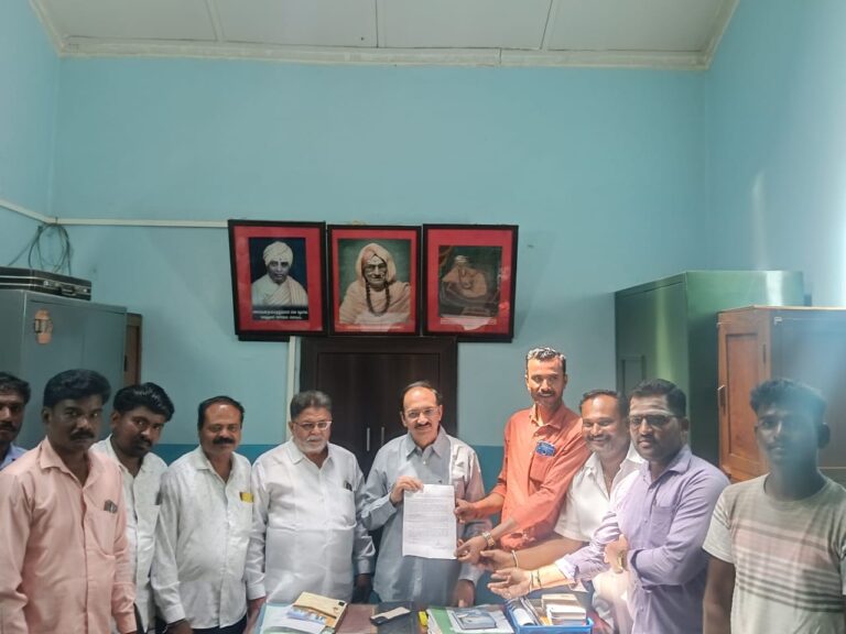 ಬೈಲಹೊಂಗಲ ಶ್ರೀ ಬಸವೇಶ್ವರ ಆಶ್ರಯ ನಗರದ ನಿವಾಸಿಗಳಿಗೆ ಮನೆಗಳ ಹಕ್ಕು ಪತ್ರ ಹಾಗೂ ಕಂಪ್ಯೂಟರ್ ಉತಾರ ನೀಡುವಂತೆ ಶಾ‌ಸಕರಿಗೆ ಮನವಿ ಸಲ್ಲಿಸಿದರು.