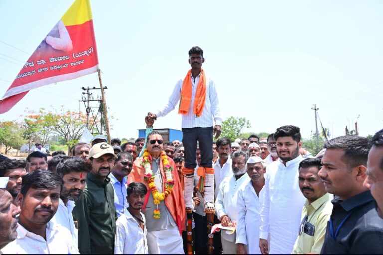 ಶಾಸಕ ಯತ್ನಾಳ್ ಸಿಎಂ ಆಗಲೆಂದು 500 ಕಿ.ಮೀ ಮರಗಾಲು ಪಾದಯಾತ್ರೆ: ಅಭಿಮಾನಿಗೆ ಭವ್ಯ ಸನ್ಮಾನ