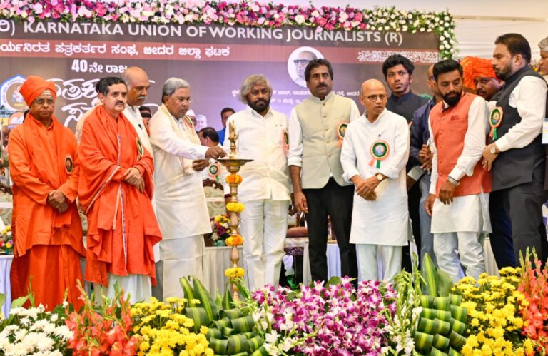 *ಪತ್ರಕರ್ತರ ರಾಜ್ಯ ಸಮ್ಮೇಳನದ ಮೆರವಣಿಗೆಗೆ ಅದ್ದೂರಿ ಚಾಲನೆ ನೀಡಿದ ಸಿ‌ಎಂ