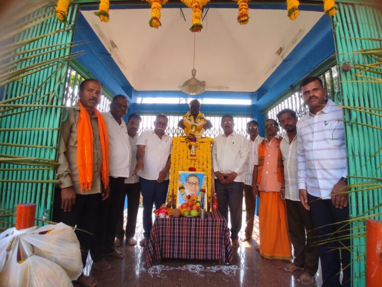 ಸಂವಿಧಾನದ ಶಿಲ್ಪಿ ಡಾ.ಬಾಬಾಸಾಹೇಬ ಅಂಬೇಡ್ಕರ ಜಯಂತಿಯನ್ನು ಬೈಲಹೊಂಗಲ ಪಟ್ಟಣದಲ್ಲಿ ವಿಶ್ವ ಹಿಂದೂ ಪರಿಷತ್ ಬಜರಂಗದಳದವರು ಅದ್ದೂರಿಯಾಗಿ ಆಚರಿಸಿದರು..