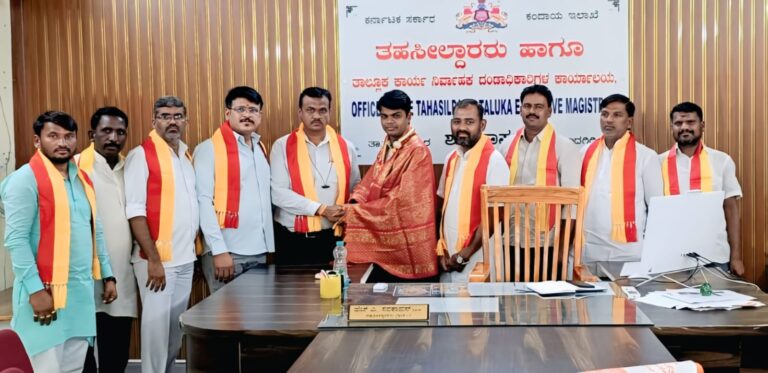 ವಿವಿಧ ಇಲಾಖೆ ಅಧಿಕಾರಿಗಳಿಗೆ ಸನ್ಮಾನಿಸಲಾಯಿತು