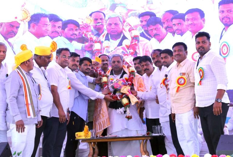 ದೇವರನ್ನು ನಂಬಿ, ಮೂಢನಂಬಿಕೆಗಳನ್ನು ತ್ಯಜಿಸಿ: ಸಿಎಂ ಸಿದ್ದರಾಮಯ್ಯ ಕರೆ