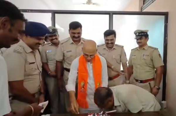 ಶಾಸಕರ ಕಾಲಿಗೆ ಬಿದ್ದ ಪೊಲೀಸ್ ಪೇದೆ: ಸಚಿವ ಶರಣಪ್ರಕಾಶ್ ಪಾಟೀಲ್ ಅವರೇ, ಇದೇನಾ ನೀವು ಕಲಿಸುವ ಸಮಾನತೆ?