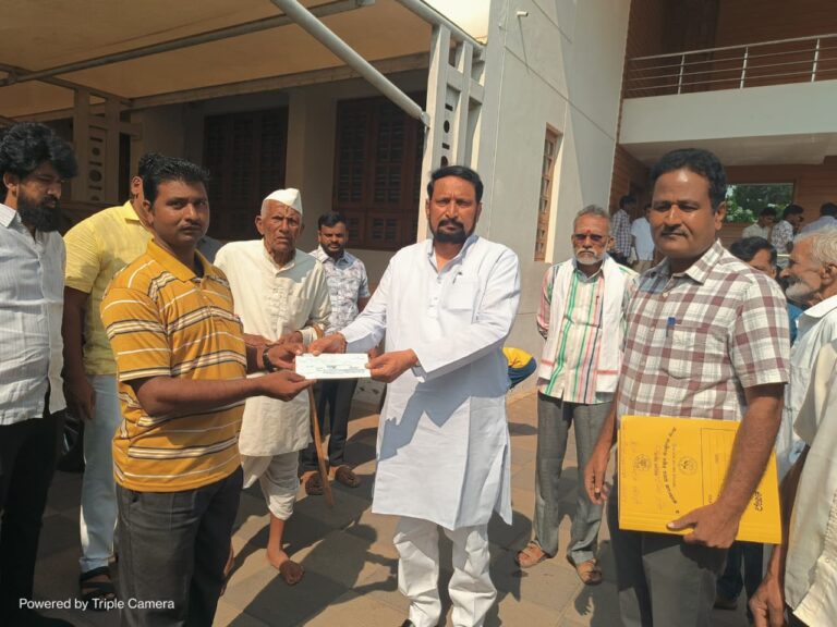 ಹೃದಯಾಘಾತದಿಂದ ಮೃತಪಟ್ಟ ವಿದ್ಯಾರ್ಥಿನಿ ಕುಟುಂಬಕ್ಕೆ 5 ಲಕ್ಷ ಪರಿಹಾರದ ಚೆಕ್ ವಿತರಿಸಿದ ಶಾಸಕ ಲಕ್ಷ್ಮಣ ಸವದಿ