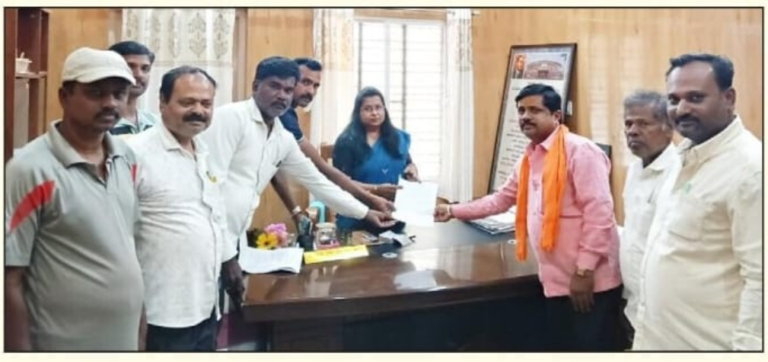 ಬೈಲಹೊಂಗಲ ಶ್ರೀ ಬಸವೇಶ್ವರ ಆಶ್ರಯ ನಗರದ ನಿವಾಸಿಗಳಿಗೆ ಮನೆಗಳ ಹಕ್ಕು ಪತ್ರ ಹಾಗೂ ಕಂಪ್ಯೂಟರ್ ಉತಾರ ನೀಡುವಂತೆ ಅಧಿಕಾರಿಗಳಿಗೆ ಮನವಿ ಸಲ್ಲಿಸಿದರು.