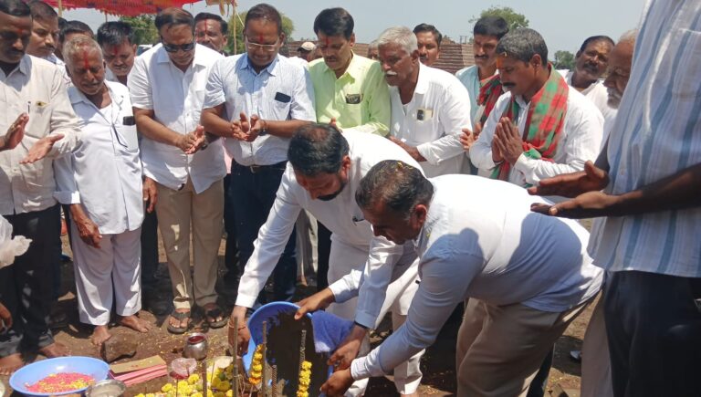 ನದಿ ಇಂಗಳಗಾಂವ – ತೀರ್ಥ ಗ್ರಾಮದ ಗಡಿ ಭಾಗದಲ್ಲಿ ಸೀಮಿ ಲಕ್ಷ್ಮಿ ದೇವಿ ದೇವಸ್ಥಾನಕ್ಕೆ ಶಾಸಕ ಲಕ್ಷ್ಮಣ ಸವದಿ ಅಡಿಗಲ್ಲು