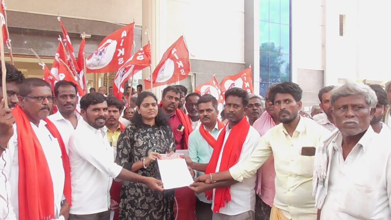 ಬಡವರ ಅಕ್ಕಿಗೆ ಕನ್ನ: ಕೂಡ್ಲಿಗಿಯಲ್ಲಿ ನ್ಯಾಯಬೆಲೆ ಅಂಗಡಿ ವಿರುದ್ಧ ಜನಾಕ್ರೋಶ