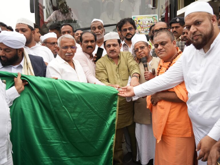 ಭವ್ಯ ಹಜ್ ಯಾತ್ರೆಗೆ ಚಾಲನೆ: ಸಚಿವ ಜಮೀರ್ ಅಹಮದ್ ನೇತೃತ್ವದಲ್ಲಿ ಯಾತ್ರಿಕರಿಗೆ ಅದ್ಧೂರಿ ಬೀಳ್ಕೊಡುಗೆ