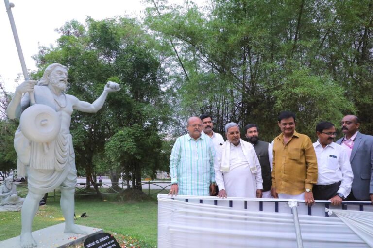 ಕನಕದಾಸರನ್ನು ವಿಶ್ವಮಾನವರಾಗಿ ಕಾಣಬೇಕು: ಸಿಎಂ ಸಿದ್ದರಾಮಯ್ಯ ಕರೆ