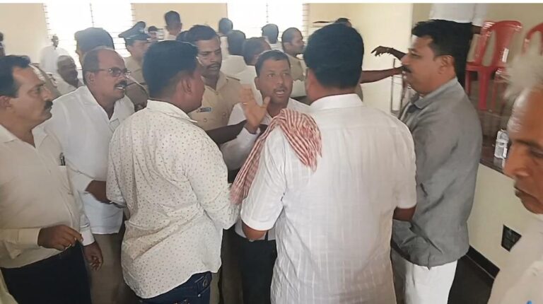 ತೆಲಸಂಗ ಕುಂಬಾರ ಗುರುಪೀಠದಲ್ಲಿ ಜಟಾಪಟಿ; ಸ್ವಾಮೀಜಿ ಪರ ವಿರುದ್ಧ ಗುಂಪುಗಳ ಮುಖಂಡರನಡುವೆ ವಾಗ್ವಾದ, ಪೊಲೀಸರು ಮಧ್ಯಪ್ರವೇಶ…
