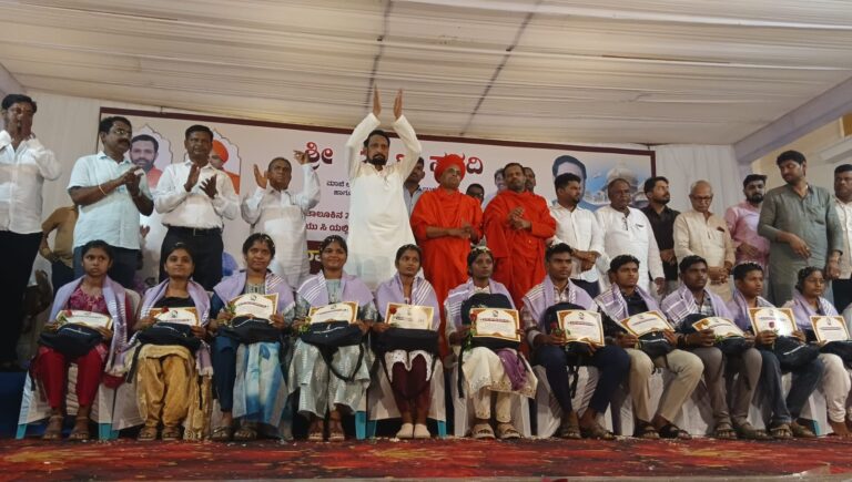 2000ಕ್ಕೂ ಹೆಚ್ಚು ಪ್ರತಿಭಾವಂತ ವಿದ್ಯಾರ್ಥಿಗಳಿಗೆ ಪ್ರತಿಭಾ ಪುರಸ್ಕಾರ: ಶಿಕ್ಷಣ ಕ್ಷೇತ್ರದಲ್ಲಿ ಕ್ರಾಂತಿಯ ಸಂಕಲ್ಪ ತೊಟ್ಟ ಶಾಸಕ ಲಕ್ಷ್ಮಣ ಸವದಿ