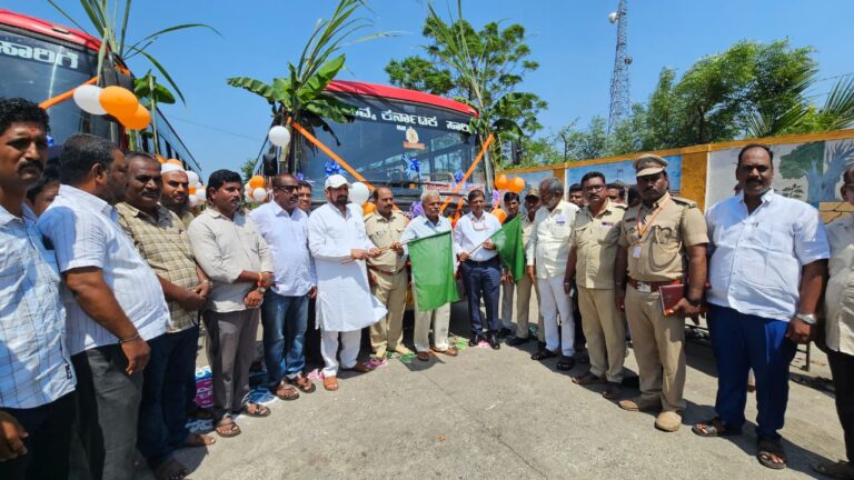 ಪ್ರಯಾಣಿಕರ ಬಹುದಿನಗಳ ಬೇಡಿಕೆ ಈಡೇರಿಕೆ – ಅಥಣಿ-ಪುಣೆ ಹಾಗೂ ಅಥಣಿ-ಕೊಲ್ಲಾಪುರ ಬಸ್ ಸೇವೆಗೆ ಶಾಸಕ ಲಕ್ಷ್ಮಣ ಸವದಿ ಚಾಲನೆ