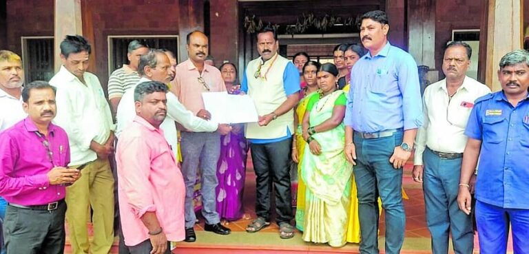 ಶಿಗ್ಗಾವಿ ತಾಲ್ಲೂಕಿನ ಗೊಟಗೋಡಿ ಜಾನಪದ ವಿಶ್ವವಿದ್ಯಾಲಯವು 11 ತಿಂಗಳಿನಿಂದ ವೇತನ ಬರುತ್ತಿಲ್ಲ’ ಎಂದು ವಿಶ್ವವಿದ್ಯಾಲಯದ ಹೊರ ಗುತ್ತಿಗೆದಾರ ನೌಕರರು ಮತ್ತು ತಾತ್ಕಾಲಿಕ ಸಹಾಯಕ ಪ್ರಾಧ್ಯಾಪಕರು ಶುಕ್ರವಾರ ಪ್ರತಿಭಟನೆ ನಡೆಸಿದರು.