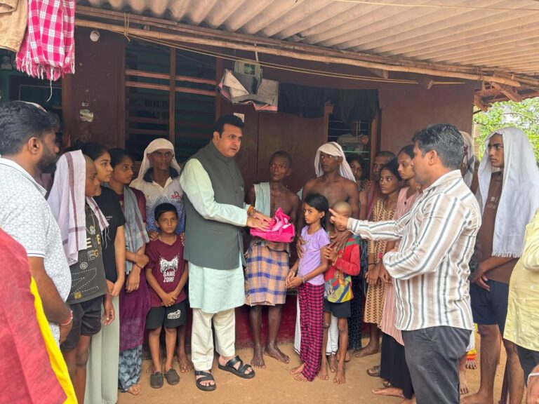 **ಭಟ್ಕಳದಲ್ಲಿ ದುರಂತ: ಮೀನುಗಾರಿಕೆ ವೇಳೆ ಸಾವು; ಸಂತ್ರಸ್ತರ ಕುಟುಂಬಗಳಿಗೆ ಸಾಂತ್ವನ ಹೇಳಿ ನೆರವು ನೀಡಿದ ಪ್ರಮೋದ ಮಧ್ವರಾಜ್