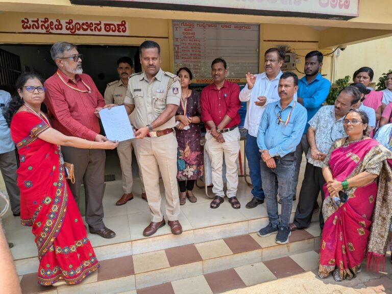 ಮುಂಡಗೋಡದ ಆಡಳಿತ ವೈದ್ಯಾಧಿಕಾರಿಗಳು, ತಾಲೂಕು ಆರೋಗ್ಯಾಧಿಕಾರಿಗಳು, ತಜ್ಞ ವೈದ್ಯರು, ಆರೋಗ್ಯ ಇಲಾಖೆ ಸಿಬ್ಬಂದಿಗಳ ಕುರಿತಾಗಿ ವಿನಾಕಾರಣ ಪದೇ ಪದೇ ಮೇಲಾಧಿಕಾರಿಗಳಿಗೆ What’s app ಮೂಲಕ ಸುಳ್ಳು ಸುದ್ದಿ ಆರೋಪ ಮಾಡುತ್ತಿರುವ ಬಗ್ಗೆ  CPI ಮುಂಡಗೋಡ ಮತ್ತು ಜಿಲ್ಲಾಧಿಕಾರಿಗಳಿಗೆ ಮನವಿ ಸಲ್ಲಿಸಿದರು..