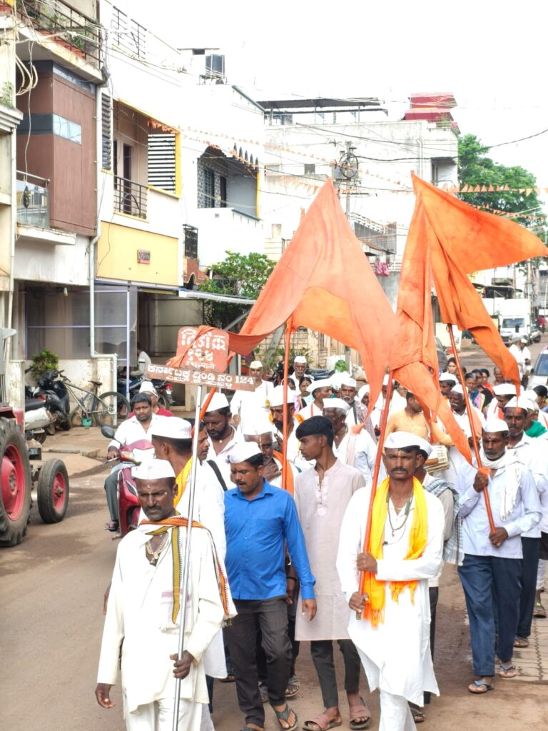 ವಿಠ್ಠಲ ಭಕ್ತರು ಕಳೆದ 61 ವರ್ಷಗಳಿಂದ 700 ಕಿ.ಮೀ. ದಿಂಡಿಯನ್ನು ಕಾಲ್ನಡಿಗೆಯಲ್ಲಿ ನಡೆಸುತ್ತಿರುವ ಪುಂಡಲೀಕ ಹಲ್ಪನ್ವರ್,ಎಂ.ಕೆ. ಹುಬ್ಬಳ್ಳಿಯ ವಿಠ್ಠಲ ಭಕ್ತರು ಎತ್ತಿಹಿಡಿದ 61 ವರ್ಷಗಳ ಹಳೆಯ ಸಂಪ್ರದಾಯ.