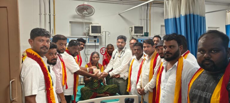 ನಿಂಗರಾಜ್ ಗೌಡ್ರು ಜನ್ಮದಿನದ ಅಂಗವಾಗಿ ಸಾರ್ವಜನಿಕ ಆಸ್ಪತ್ರೆಗೆ ರೋಗಿಗಳಿಗೆ ಬ್ರೆಡ್-ಹಾಲು ವಿತರಣೆ…