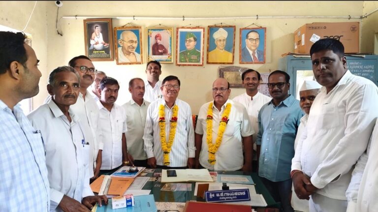 ಶ್ರೀ ಸಿದ್ದೇಶ್ವರ ಕನ್ನಡ ಪ್ರೌಢಶಾಲೆಯ ಮುಖ್ಯೋಪಾಧ್ಯಾಯ ಜಿ ಕೆ ಗಾಯಕವಾಡ ಅವರು ಹಂದಿಗುಂದ ಗ್ರಾಮದಲ್ಲಿ ಸುದೀರ್ಘ 36 ವರ್ಷಗಳ ಕಾಲ ಸೇವೆ ಸಲ್ಲಿಸಿ ಸೇವಾ ನಿವೃತ್ತಿ ಹೊಂದಿದ ಹಿನ್ನೆಲೆಯಲ್ಲಿ ಅವರನ್ನು ಬಿಳ್ಕೊಟ್ಟರು….